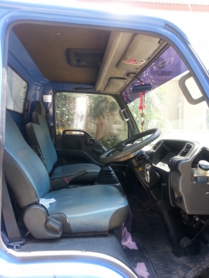 รถอีซูซุ 6 ล้อ ตู้ 3 บาน