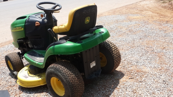 รถตัดหญ้าแบบนั่งขับ John deere L100 (17แรง) รถตัดหญ้าแบบนั่งขับ John deere L100 (17แรง)