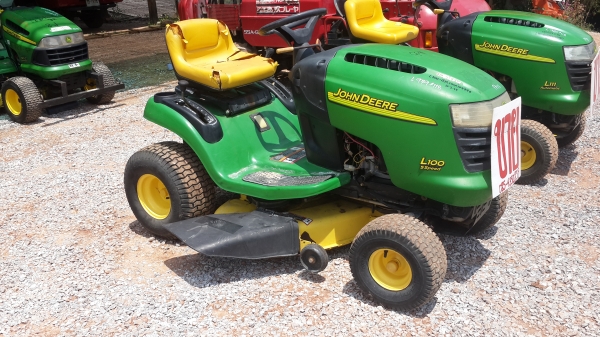 รถตัดหญ้าแบบนั่งขับ John deere  L100 (17แรง)