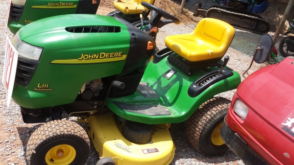 ขายรถตัดหญ้าแบบนั่งขับJohn deere  L111 (20แรง)