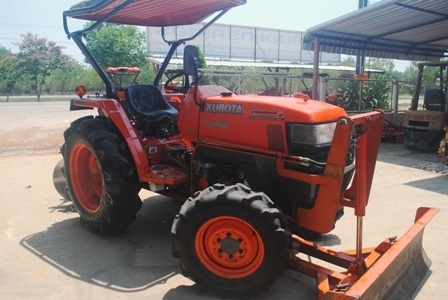 ขายรถไถ Kubota L 3408 (4WD) พร้อมมีดดันหน้า และผานพรวน สีเดิม รถพร้อมใช้งานครับ