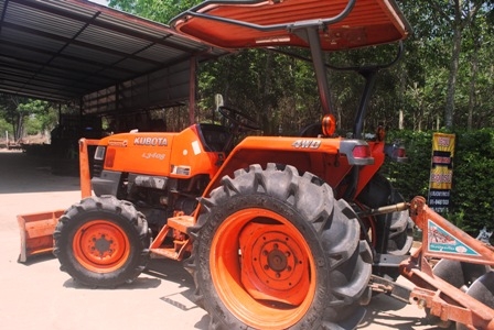 ขายรถไถ Kubota L 3408 (4WD) พร้อมมีดดันหน้า และผานพรวน สีเดิม รถพร้อมใช้งานครับ