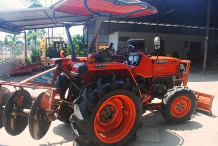 ขายรถไถ Kubota L 3408 (4WD) พร้อมมีดดันหน้า และผานพรวน สีเดิม รถพร้อมใช้งานครับ