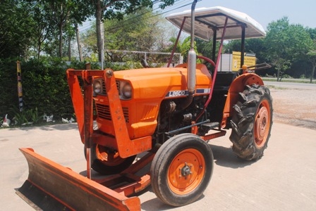 ขายรถไถ Kubota L 2600 พร้อมมีดดันหน้า รถพร้อมใช้งานครับ