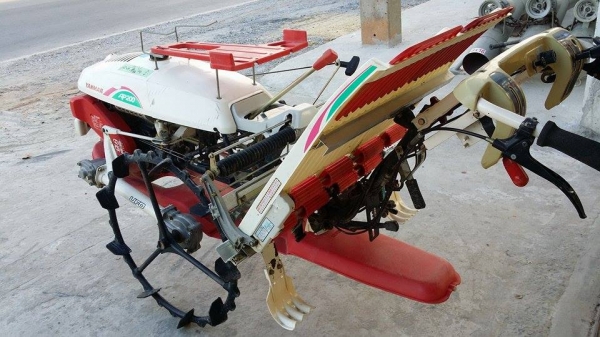 รถดำนา YANMAR รุ่น AP200 เก่าญี่ปุ่น  ดำนา 2 แถว  ขนาดกระทัดรัด สภาพสวยมาก  เครื่องยนต์ติดง่าย สภาพพร้อมใช้งาน ไม่เคยใช้งานในไทย