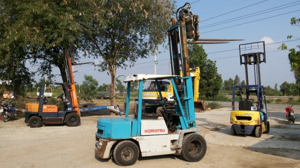 ขายรถยกKOMATSU FD30L11-8 ยก3ตันเสาสูง3เมตรงาหมุนได้รอบรถนอกนำเข้ายังไม่เคยใช้งานในเมืองไทยเลยขายถูกๆส่งฟรี