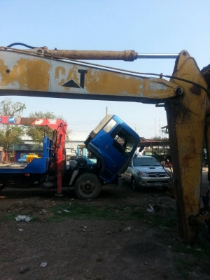 ขายด่วน อะใหล่CAT 320 V2 ขายเป็นอะใหล่นะครับ ตัดหลังสงกรานต์ 16/4/58