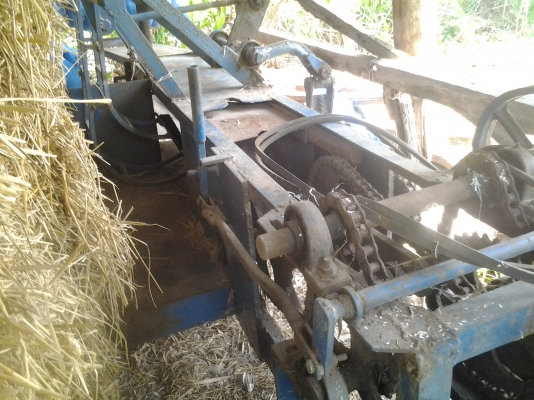 ขายตามสภาพเครื่องอัดฟางแบบใช้มือโกยเข้าพร้อมเครื่องคูโบต้า9.5แรง