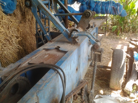 ขายตามสภาพเครื่องอัดฟางแบบใช้มือโกยเข้าพร้อมเครื่องคูโบต้า9.5แรง