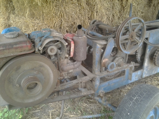 ขายตามสภาพเครื่องอัดฟางแบบใช้มือโกยเข้าพร้อมเครื่องคูโบต้า9.5แรง