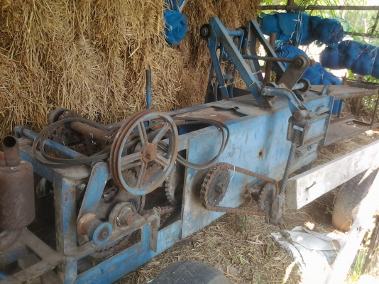 ขายตามสภาพเครื่องอัดฟางแบบใช้มือโกยเข้าพร้อมเครื่องคูโบต้า9.5แรง