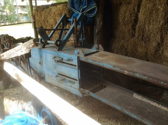 ขายตามสภาพเครื่องอัดฟางแบบใช้มือโกยเข้าพร้อมเครื่องคูโบต้า9.5แรง