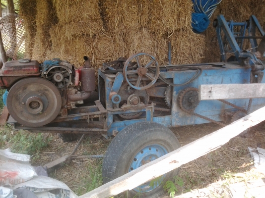 ขายตามสภาพเครื่องอัดฟางแบบใช้มือโกยเข้าพร้อมเครื่องคูโบต้า9.5แรง