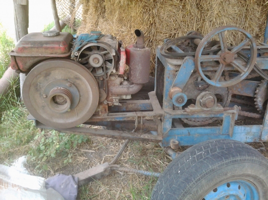 ขายตามสภาพเครื่องอัดฟางแบบใช้มือโกยเข้าพร้อมเครื่องคูโบต้า9.5แรง