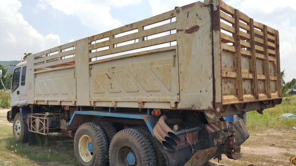 ขายรถพ่วง 18 ล้อ 2 เพลา กระบะเหล็ก อู่.สามมิตรล๊อนเฉียง ISUZU 270 ปี.46  รถใช้งาน ราคา.1650000 ต่อรอง