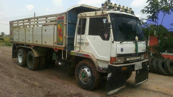 ขายรถ 10 ล้อ 2 เพลา กระบะเนียมดั้ม MITSUBISHI MMT FN528 เครื่อง.220 แรง 10 SPEED ปี.42 ราคา.950000 สนใจโทรเลย