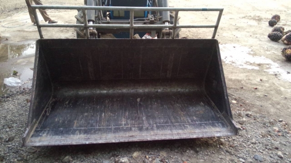 ขายรถไถ FORD 6610 2 เพลา ใส่บุ้งกี๋ตักได้ครั้งละ 800 กก.ราคา 380000