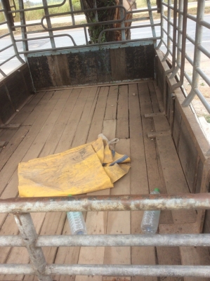 กะบะไม้พื้นปูเหล็ก ถอดออกจากHINO FF  ยาว 5.5 ม. สภาพสวยมาก ขาย 39,000 บาท (ศุภากร081-4252943)