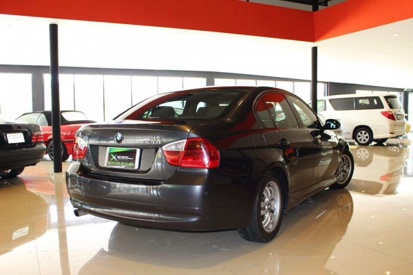 ขาย BMW 320i รถออกศูนย์ Millenium Auto รถปี 2006 สภาพเดิมๆทั้งคัน ไม่เคยมีชนหนัก เซอร์วิทย์ศูนย์ตลอด เจ้าของใช้งานรักษามาก วิ่งน้อย ภายในหนังสีเทาปรับไฟฟ้า ใหม่เอี่ยม รถพร้อมใช้งาน ราคาถูกที่สุดในท้องตลาด ใครหาอยู่ไม่ควรพลาด! ขายแค่ 649,000 เท่านั้น จัดไฟ