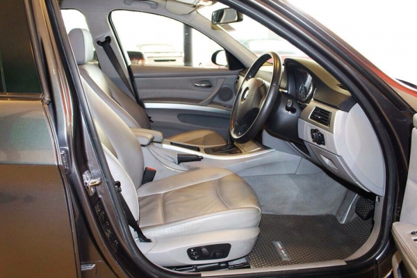 ขาย BMW 320i รถออกศูนย์ Millenium Auto รถปี 2006 สภาพเดิมๆทั้งคัน ไม่เคยมีชนหนัก เซอร์วิทย์ศูนย์ตลอด เจ้าของใช้งานรักษามาก วิ่งน้อย ภายในหนังสีเทาปรับไฟฟ้า ใหม่เอี่ยม รถพร้อมใช้งาน ราคาถูกที่สุดในท้องตลาด ใครหาอยู่ไม่ควรพลาด! ขายแค่ 649,000 เท่านั้น จัดไฟ