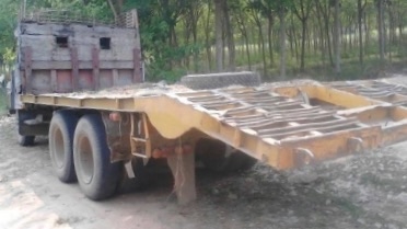 ISUZU TX 145 HP 6BB1 รถหัวยาวสิบล้อเพลาเดียว เทรลเลอร์ท้ายลาดมีหางพับขึ้นรถเกี่ยวข้าวและขึ้นรถแบ็คโฮร PC 120 ได้เลยครับสภาพดีพร้อมใช้งานได้เลย เครื่องยนต์แรงดีกำลังไม่ตกครับ ภายในเก๋งคอนโซลครบพร้อม พวงมาลัยธรรมดา ช่วงล่างแน่นเพลาเดียวเดิมๆสภาพดี ยาง 10 เส