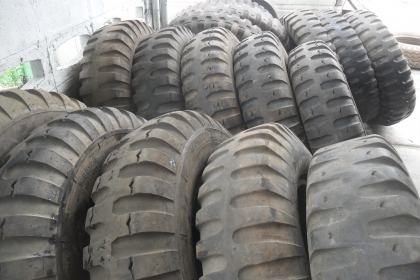 เจ๊สั่งลุย ยาง 9.00-20 ลายทหาร สวยๆ ราคา เส้นละ 1200 บาท