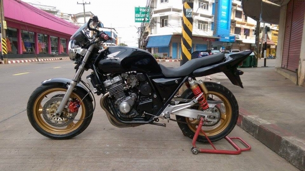 ขายคับ HONDA CB400 ปี93 ของแต่งล้น ท่อแต่ง ท้ายแต่งเทค1 กระจกแต่ง แฮนด์บาร์ ชิวหน้า อินวอยส์ สรรพสามิตร สวยๆ คับ ราคา 55000 บาท ส่งได้ทั่วไทยคับ สนใจติดต่อ 081-0578282 FACEBOOK POP BIGBIKE SAKONNAKHON ไอดีไลน์ POPBIGBIKESAKON คับ สนใจรถสวย ถูก ดี ต้อง POP