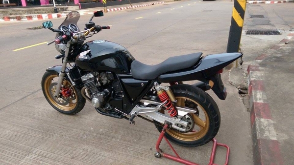 ขายคับ HONDA CB400 ปี93 ของแต่งล้น ท่อแต่ง ท้ายแต่งเทค1 กระจกแต่ง แฮนด์บาร์ ชิวหน้า อินวอยส์ สรรพสามิตร สวยๆ คับ ราคา 55000 บาท ส่งได้ทั่วไทยคับ สนใจติดต่อ 081-0578282 FACEBOOK POP BIGBIKE SAKONNAKHON ไอดีไลน์ POPBIGBIKESAKON คับ สนใจรถสวย ถูก ดี ต้อง POP