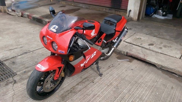 ขายคับ HONDA VFR400 NC30 ปี92 ยกเครื่องใหม่ใส่เครื่อง RVF NC35 ทะเบียนแท้พร้อมโอนไม่ขาดต่อ แฟริ่งเดิมๆ สีสวย ท่อแต่งเสียงนุ่มๆ เกียร์โยง โซ่สเตอเต็ม สวยๆ คับ ราคา 75500 บาท ส่งได้ทั่วไทยคับ สนใจติดต่อ 081-0578282 ไอดีไลน์ POPBIGBIKESAKON คับ สนใจรถสวย ถูก