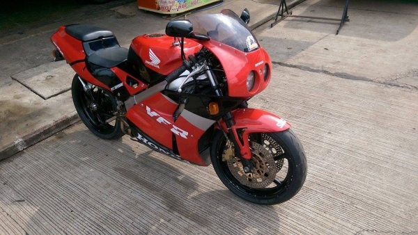ขายคับ HONDA VFR400 NC30 ปี92 ยกเครื่องใหม่ใส่เครื่อง RVF NC35 ทะเบียนแท้พร้อมโอนไม่ขาดต่อ แฟริ่งเดิมๆ สีสวย ท่อแต่งเสียงนุ่มๆ เกียร์โยง โซ่สเตอเต็ม สวยๆ คับ ราคา 75500 บาท ส่งได้ทั่วไทยคับ สนใจติดต่อ 081-0578282 ไอดีไลน์ POPBIGBIKESAKON คับ สนใจรถสวย ถูก