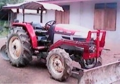 YANMAR EF 453T - 2 เพลา รถสภาพดีพร้อมทำงานได้เลยครับ อุปกรณ์ครบ มีใบดันหน้า ผานพรวน 6 เครื่องยนต์แรงดีกำลังไม่ตกใช้งาน 2,570 ชม. ไม่มีเยิ้ม ระบบไฮดรอลิกส์ไม่มีแตก ระบบเกียร์เดินหน้าถอยหลังเข้าง่ายไม่มีหลุด ยางสภาพดีประมาณ 65\% พร้อมใช้งาน เอกสารทะเบียนครบพ