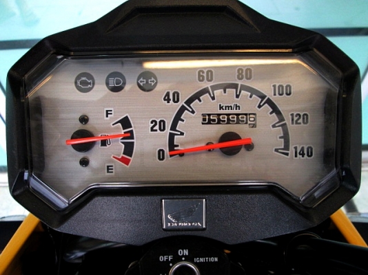 ZOOMER สีเหลืองดำ สีรุ่นใหม่ รถเดือน กันยายน ปี 2557 ไมล์ 5 พันโล   ของแถม 2 รายการ 38900