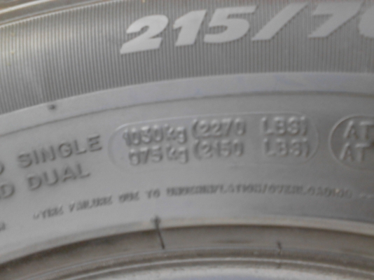 215/70R15 มี 2 เส้น ดอกยาง สวย หนา  โทร.081-427-3941