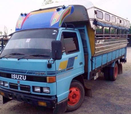 ISUZU NKR 110 HP 4BE1 รถบรรทุกหกล้อโดยสาร รถสวยสภาพดีพร้อมใช้งานได้เลยครับ เครื่องยนต์แรงดีไม่เยิ้ม หัวเก๋งสีสันเดิมบางดีครับภายในเก๋งคอนโซลครบพร้อม เกียร์ยาว หัวยกได้ครับ พวงมาลัยธรรมดา ภายนอกสวยมีโครงหลังคาโดยสารติดตั้งไว้ครบพร้อม กระบะคอกเหล็กความยาว 4