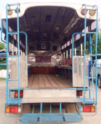 ISUZU NKR 110 HP 4BE1 รถบรรทุกหกล้อโดยสาร รถสวยสภาพดีพร้อมใช้งานได้เลยครับ เครื่องยนต์แรงดีไม่เยิ้ม หัวเก๋งสีสันเดิมบางดีครับภายในเก๋งคอนโซลครบพร้อม เกียร์ยาว หัวยกได้ครับ พวงมาลัยธรรมดา ภายนอกสวยมีโครงหลังคาโดยสารติดตั้งไว้ครบพร้อม กระบะคอกเหล็กความยาว 4