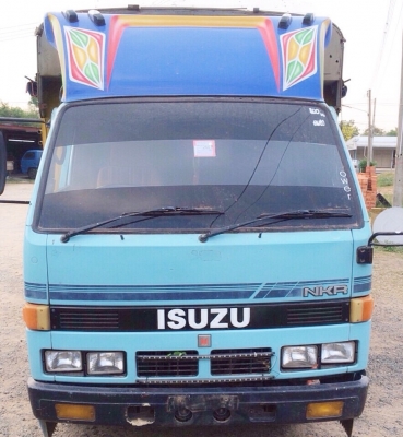ISUZU NKR 110 HP 4BE1 รถบรรทุกหกล้อโดยสาร รถสวยสภาพดีพร้อมใช้งานได้เลยครับ เครื่องยนต์แรงดีไม่เยิ้ม หัวเก๋งสีสันเดิมบางดีครับภายในเก๋งคอนโซลครบพร้อม เกียร์ยาว หัวยกได้ครับ พวงมาลัยธรรมดา ภายนอกสวยมีโครงหลังคาโดยสารติดตั้งไว้ครบพร้อม กระบะคอกเหล็กความยาว 4