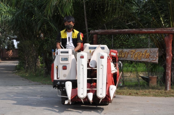 ขายรถเกี่ยว นวดข้าวKUBOTA NX1000 ดีเซล2สูบ สวยเดิมจากญี่ปุ่น 58,000เท่านั้น!!