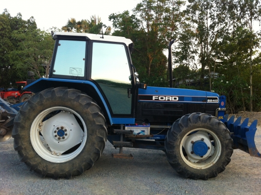 ขายรถไถ ฟอร์ด 8240 ขายด่วน  ราคากันเอง รถบ้านพร้อมใช้งาน แอร์เย็น พร้อมเครื่องเสียง
