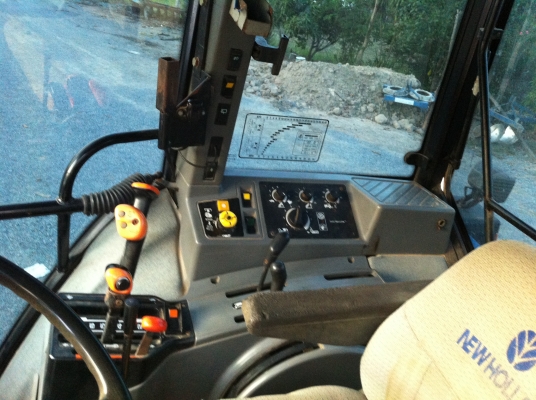 ขายรถไถ ฟอร์ด 8240 ขายด่วน  ราคากันเอง รถบ้านพร้อมใช้งาน แอร์เย็น พร้อมเครื่องเสียง