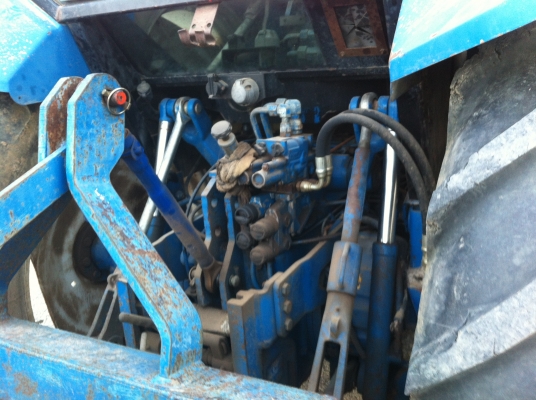 ขายรถไถ ฟอร์ด 8240 ขายด่วน  ราคากันเอง รถบ้านพร้อมใช้งาน แอร์เย็น พร้อมเครื่องเสียง