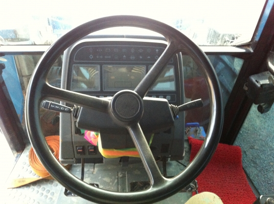 ขายรถไถ ฟอร์ด 8240 ขายด่วน  ราคากันเอง รถบ้านพร้อมใช้งาน แอร์เย็น พร้อมเครื่องเสียง