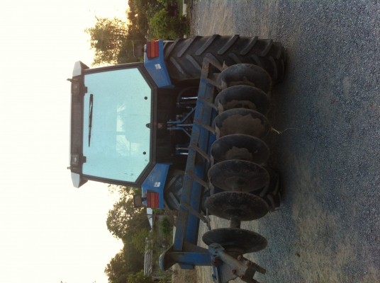 ขายรถไถ ฟอร์ด 8240 ขายด่วน  ราคากันเอง รถบ้านพร้อมใช้งาน แอร์เย็น พร้อมเครื่องเสียง