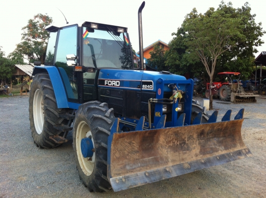 ขายรถไถ ฟอร์ด 8240 ขายด่วน  ราคากันเอง รถบ้านพร้อมใช้งาน แอร์เย็น พร้อมเครื่องเสียง