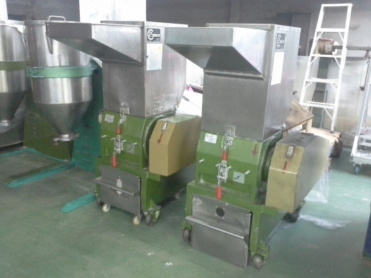 เครื่องบดพลาสติก BOSCO เพิ่งซื้อมาใหม่ครับไม่ได้ใช้งาน ปี 2557  ขนาด 10 แรงม้า ใช้ไฟ 380V. พร้อมใข้งาน