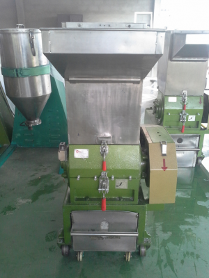 เครื่องบดพลาสติก BOSCO เพิ่งซื้อมาใหม่ครับไม่ได้ใช้งาน ปี 2557 ขนาด 10 แรงม้า ใช้ไฟ 380V. พร้อมใข้งาน เครื่องบดพลาสติก BOSCO เพิ่งซื้อมาใหม่ครับไม่ได้ใช้งาน ปี 2557 ขนาด 10 แรงม้า ใช้ไฟ 380V. พร้อมใข้งาน