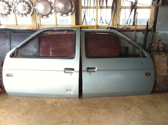 บานประตู นิสสัน BIg M ครบคู่ กระจกครบ