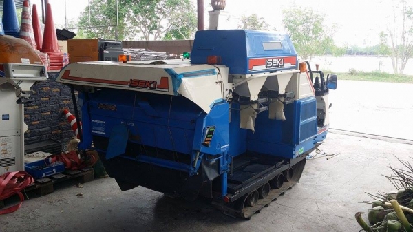 รถเกี่ยวข้าวพร้อมนวดข้าวในตัว แบบนั่งขับ เก่าญี่ปุ่น  ISEKI  Frontier 170 เครื่องยนต์ติดง่ายพร้อมใช้งาน ไม่เคยใช้งานในไทย
