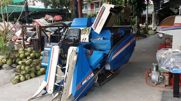 รถเกี่ยวข้าวพร้อมนวดข้าวในตัว แบบนั่งขับ เก่าญี่ปุ่น  ISEKI  Frontier 170 เครื่องยนต์ติดง่ายพร้อมใช้งาน ไม่เคยใช้งานในไทย
