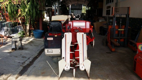 รถเกี่ยวข้าวพร้อมนวดข้าวในตัว แบบนั่งขับ เก่าญี่ปุ่น  YANMAR รุ่น TC800 ขนาด 8 แรง  มีตัวสับฟาง สภาพสวย คุณภาพดี
