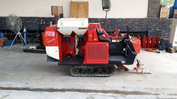 รถเกี่ยวข้าวพร้อมนวดข้าวในตัว แบบนั่งขับ เก่าญี่ปุ่น  YANMAR รุ่น TC800 ขนาด 8 แรง  มีตัวสับฟาง สภาพสวย คุณภาพดี